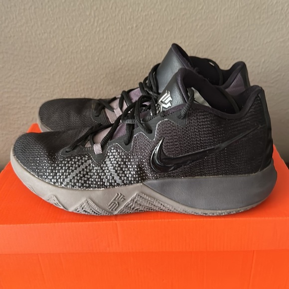 Black Kyrie Flytrap 1. Size 10.5 - Picture 2 of 5